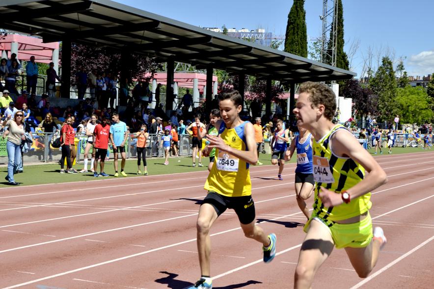 XVIIº Torneo de Atletismo Colegio Base - Atletas  masculinos corriendo.