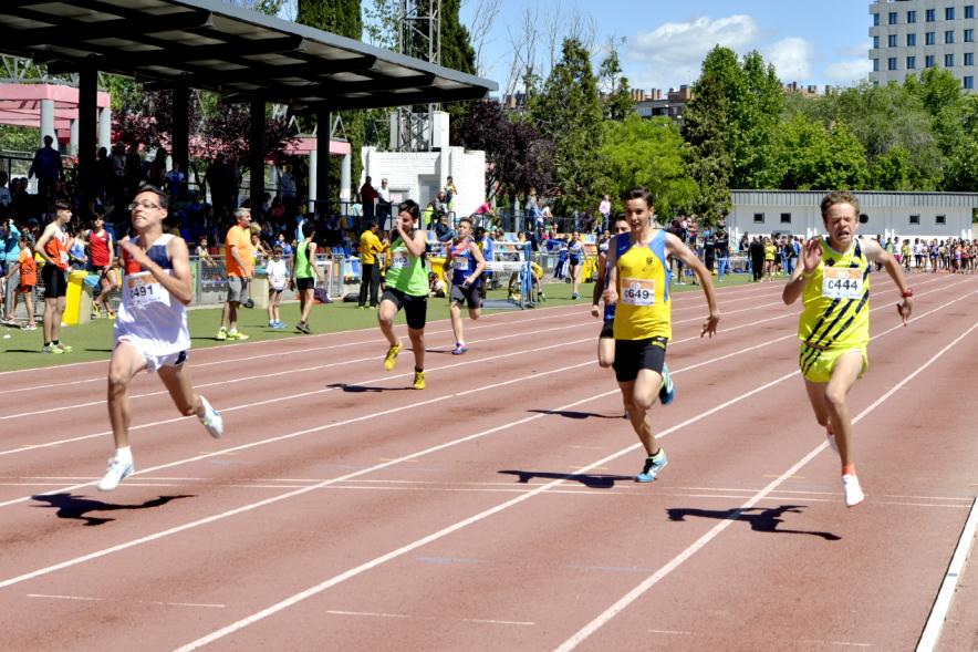 XVIIº Torneo de Atletismo Colegio Base - Atletas masculinos corriendo.  