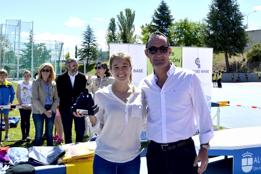 XVIIº Torneo de Atletismo Colegio Base - Alumna con el trofeo.
