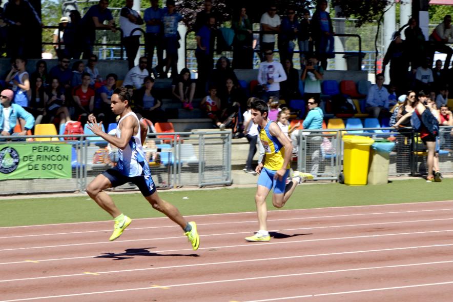 XVIIº Torneo de Atletismo Colegio Base - Atletas masculinos corriendo.