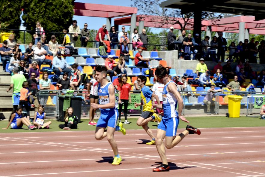 XVIIº Torneo de Atletismo Colegio Base - Atletas masculinos corriendo.