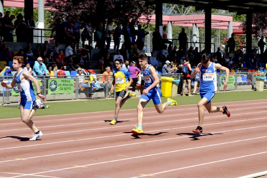 XVIIº Torneo de Atletismo Colegio Base - Atletas masculinos corriendo.