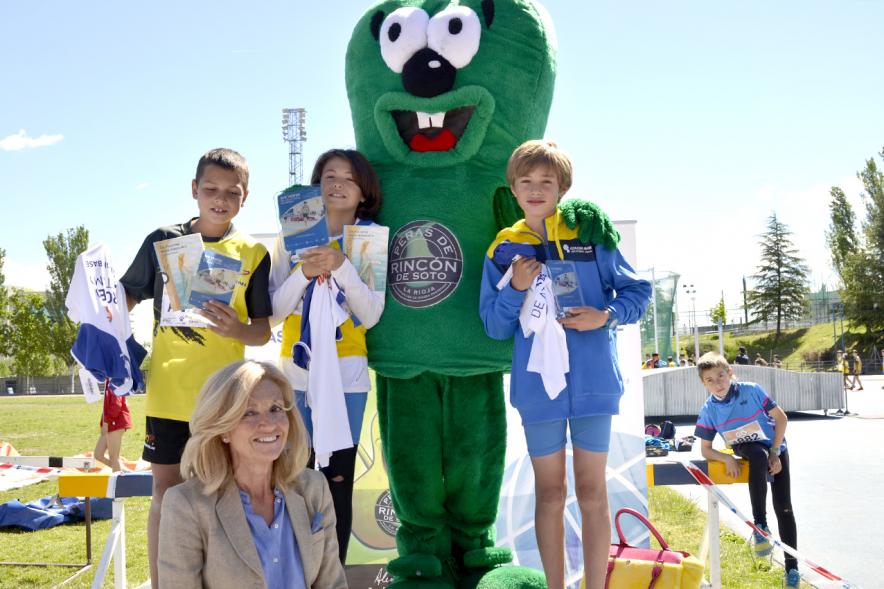 XVIIº Torneo de Atletismo Colegio Base - La concejal  en el podium.