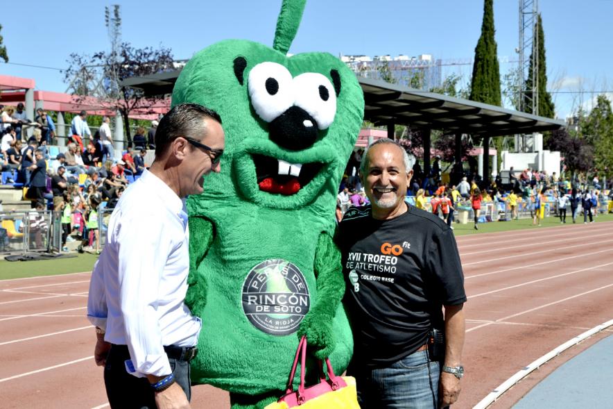 XVIIº Torneo de Atletismo Colegio Base - Organizadores con la mascota.