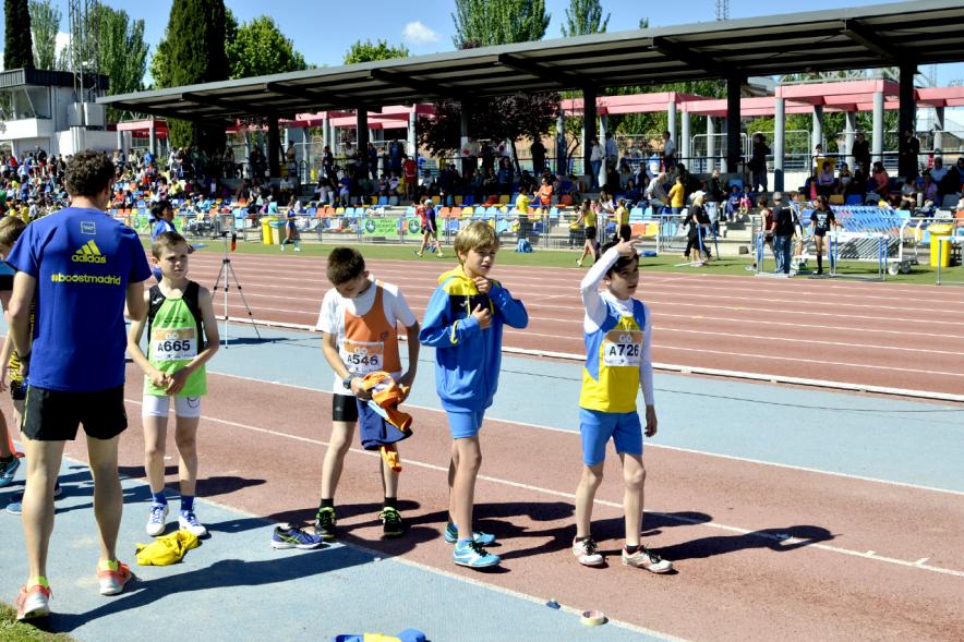 XVIIº Torneo de Atletismo Colegio Base - Atletas preparándose.