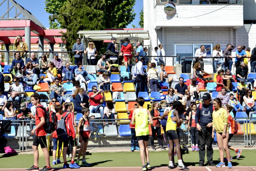 XVIIº Torneo de Atletismo Colegio Base - Atletas preparándose.