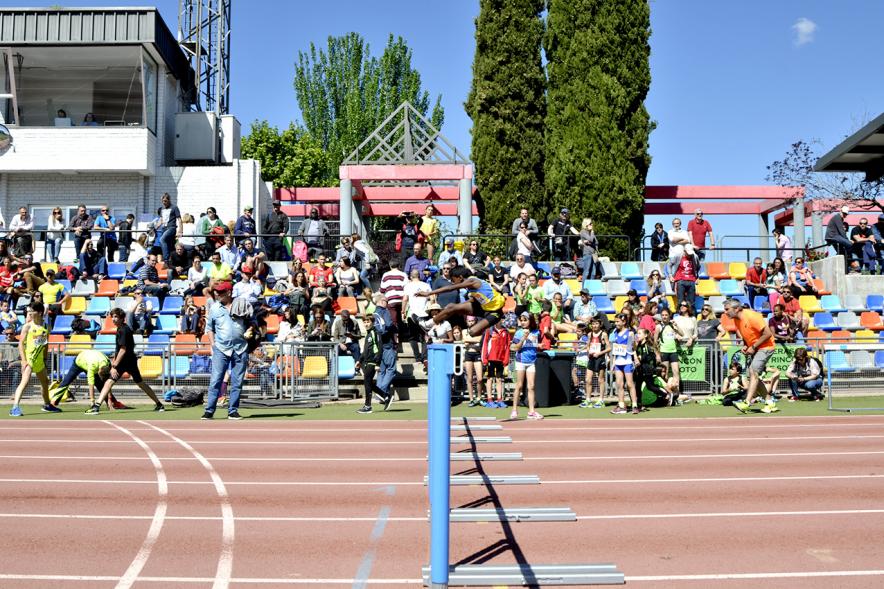 XVIIº Torneo de Atletismo Colegio Base -  Salto de vallas.