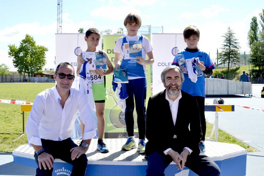 XVIIº Torneo de Atletismo Colegio Base - Los organizadores con los ganadores.
