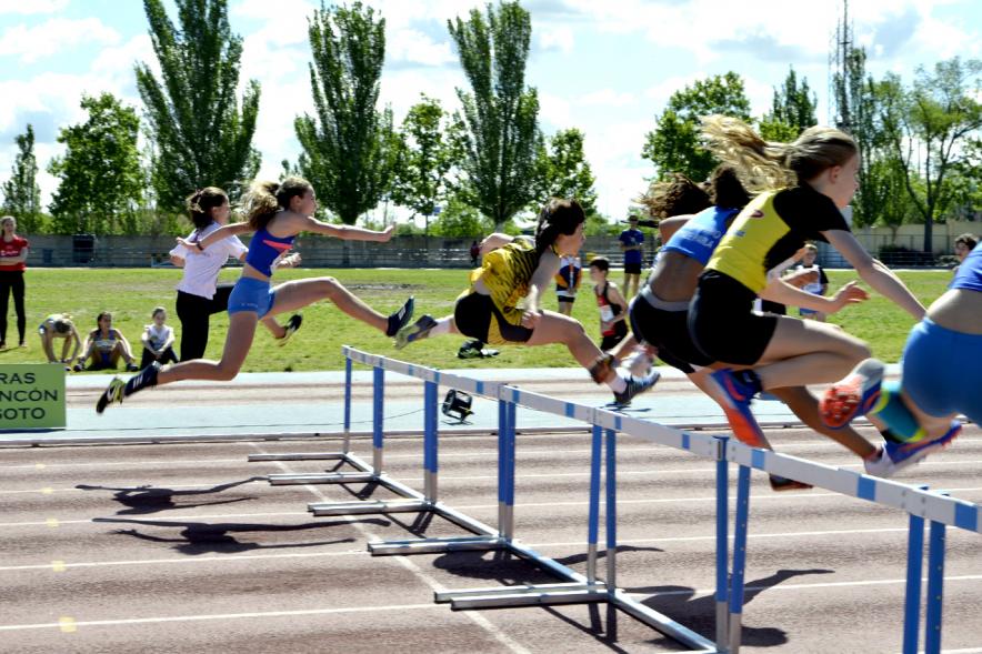 XVIIº Torneo de Atletismo Colegio Base - Carrera salto de vallas.