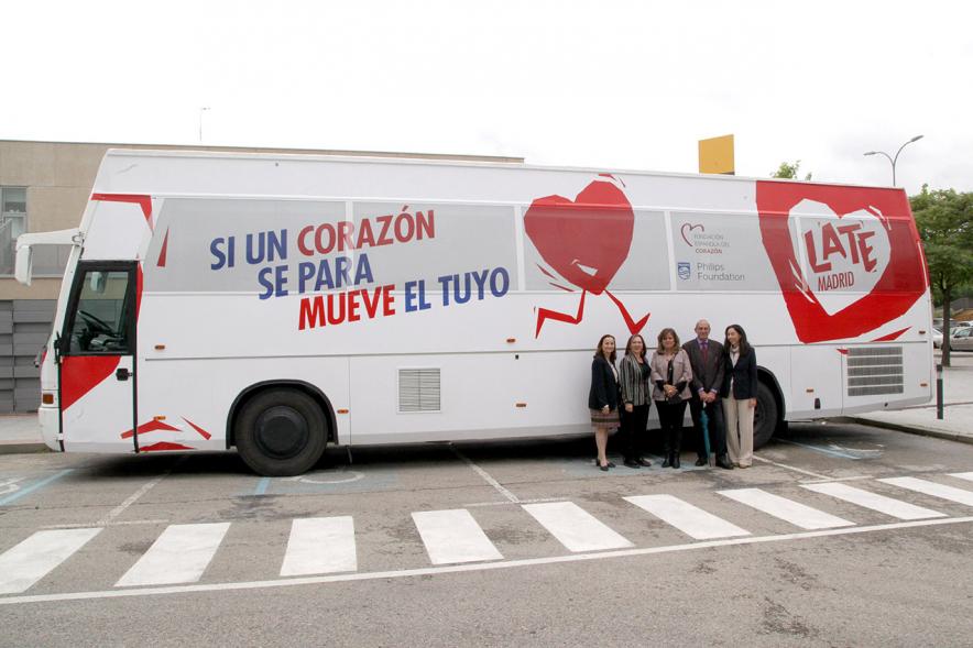 Visita al Autobús Late Madrid -  Imagen de personalidades posando al lado autobús late.