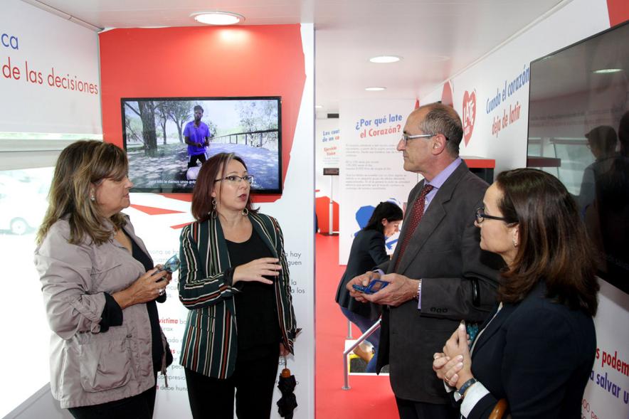 Visita al Autobús Late Madrid - Imagen de personalidades visitando el interior del autobús late.