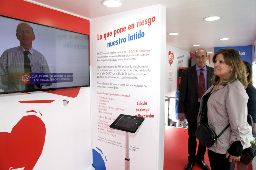 Visita al Autobús Late Madrid - Imagen de personalidades visitando el interior del autobús late.