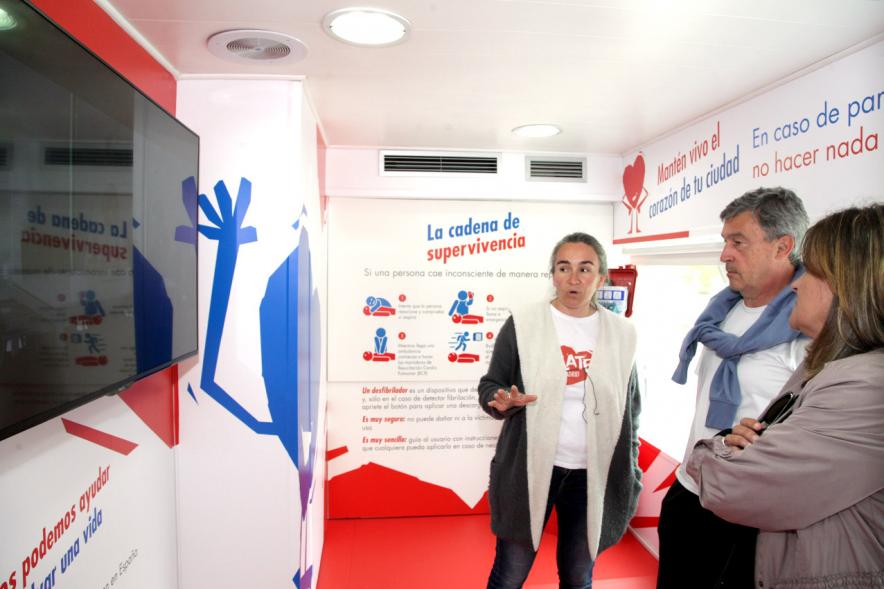 Visita al Autobús Late Madrid -  Imagen de personalidades visitando el interior del autobús late.