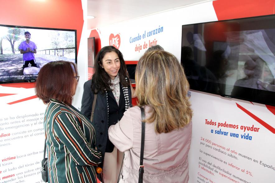 Visita al Autobús Late Madrid - Imagen de personalidades visitando el interior del autobús late.