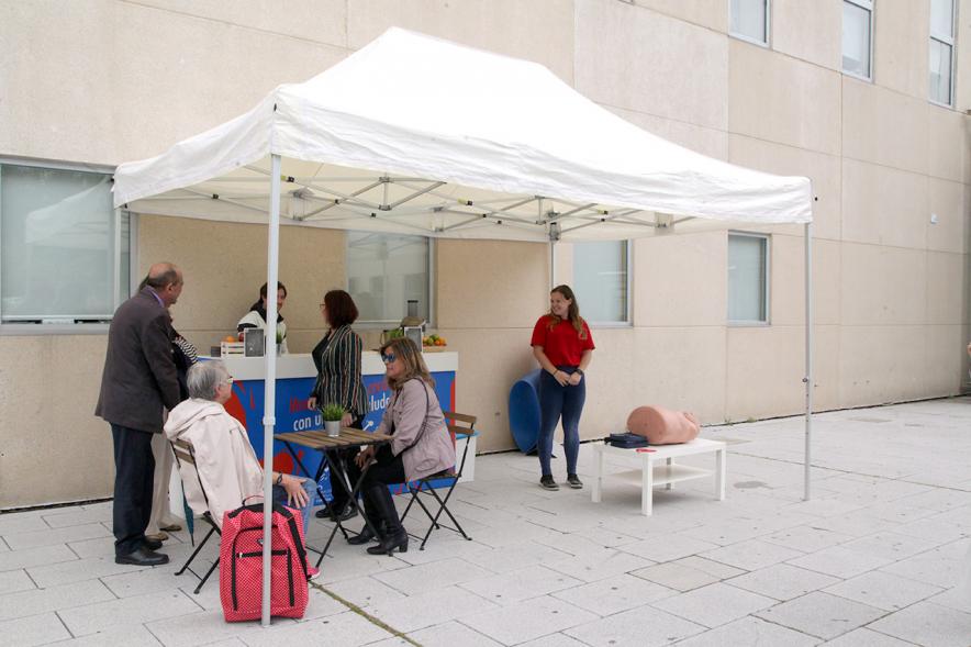 Visita al Autobús Late Madrid - Imagen de una carpa que se ha montado en ele exterior.