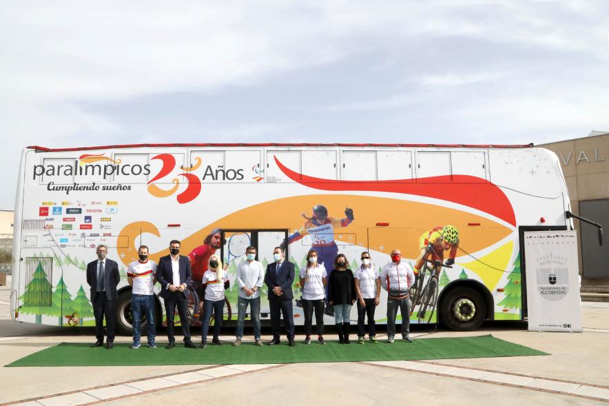 Presentación Nuevo Autobús Deportistas Paraolímpicos - Imagen lejana de las personas asistentes al acto posando delante del nuevo autobús.