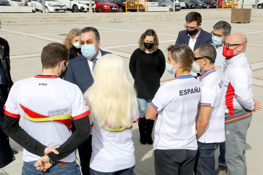 Presentación Nuevo Autobús Deportistas Paraolímpicos - Imagen del alcalde Rafael Sánchez Acera, del vicealcalde Miguel Ángel Arranz y otras autoridades saludando a los deportistas asistentes al acto.