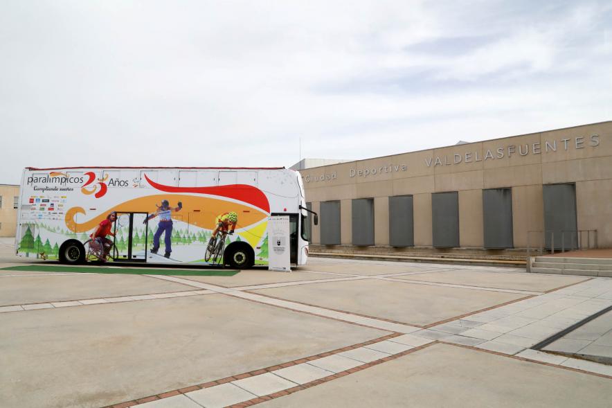 Presentación Nuevo Autobús Deportistas Paraolímpicos - Imagen del autobús que se esta entregando a los Deportistas Paraolímpicos.