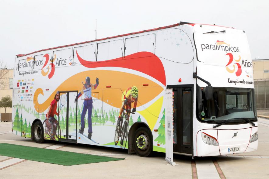 Presentación Nuevo Autobús Deportistas Paraolímpicos - Imagen del autobús que se esta entregando a los Deportistas Paraolímpicos.