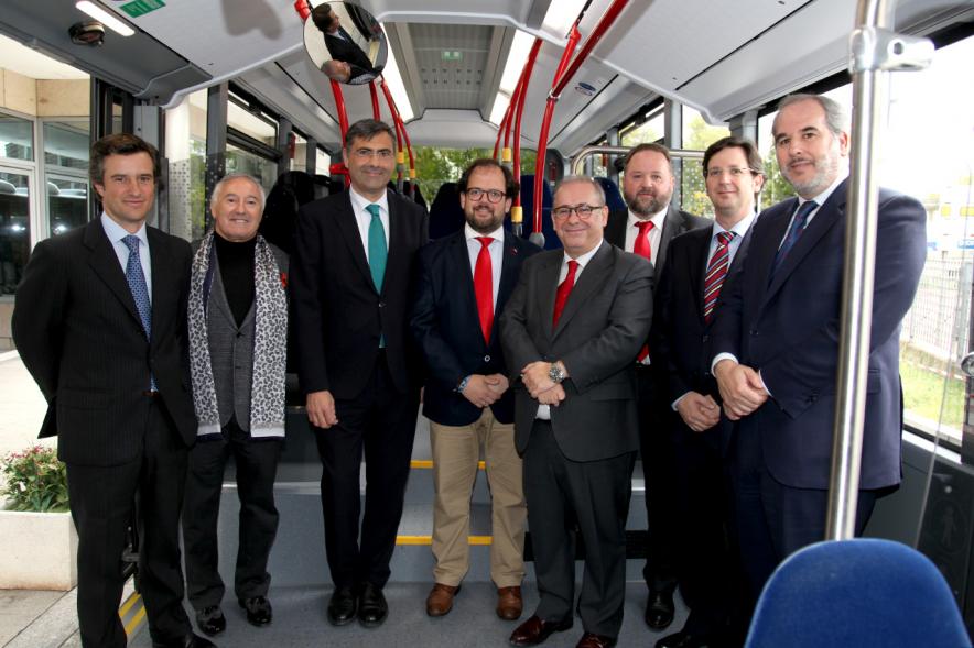 Presentación Nuevo Autobús Transporte Interempresas - Posado dentro de un autobús de  los  representantes de AICA, de Interempresas y  del concejal Luis Miguel Torres.