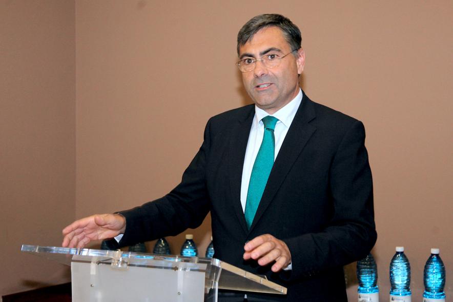 Presentación Nuevo Autobús Transporte Interempresas - Primer plano del discurso de uno de los representantes de la empresa de transportes.