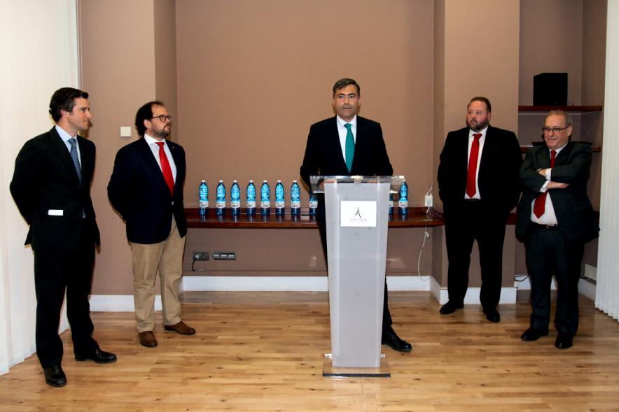 Presentación Nuevo Autobús Transporte Interempresas - Imagen central del representante de Interempresa, Luis Miguel Torres, el concejal, y Javier Beitia,  presidente de AICA