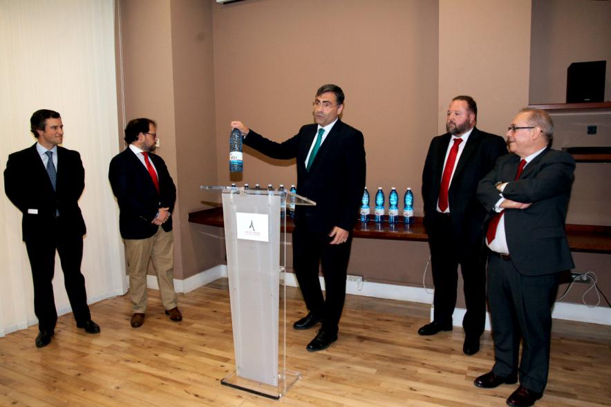 Presentación Nuevo Autobús Transporte Interempresas - Imagen de los corporativos de Interempresas junto al concejal Luis Miguel Torres.