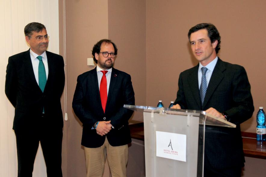 Presentación Nuevo Autobús Transporte Interempresas - Imagen lateral del discurso del empresario junto al concejal Luis Miguel Torres. 