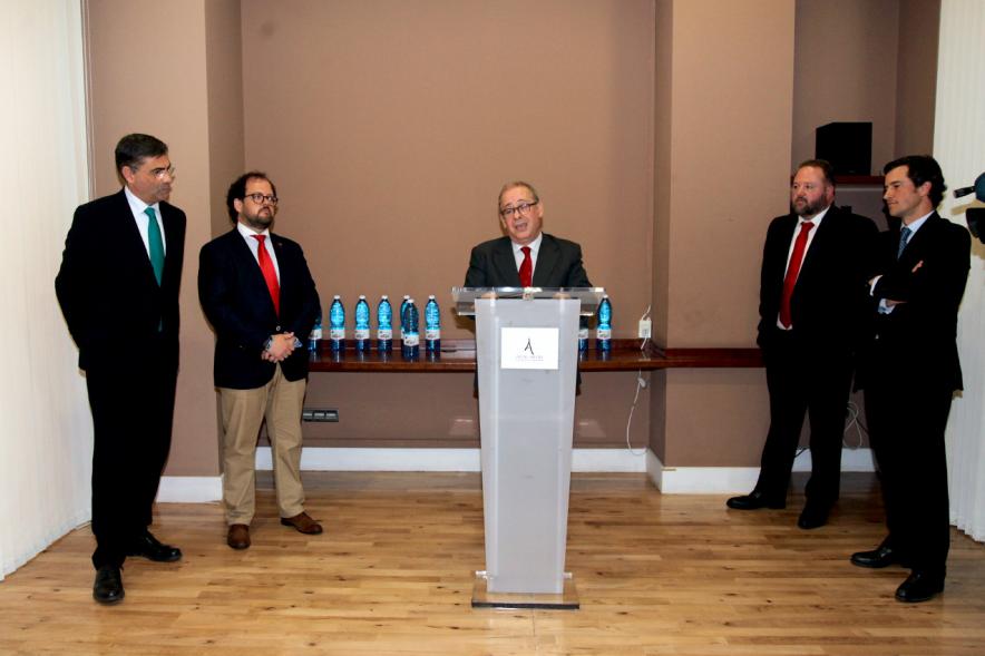 Presentación Nuevo Autobús Transporte Interempresas - D. Javier Beitia habla junto a los representantes de AICA, los representantes de Interempresas y el concejal Luis Miguel Torres.
