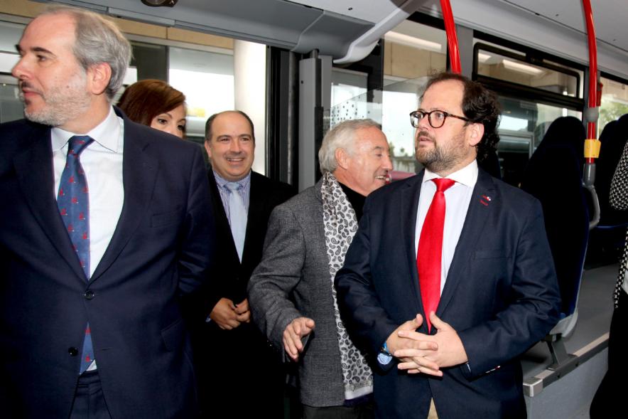 Presentación Nuevo Autobús Transporte Interempresas - Primer plano de Luis Miguel torres dentro del autobús y de  los representantes de Interempresas.