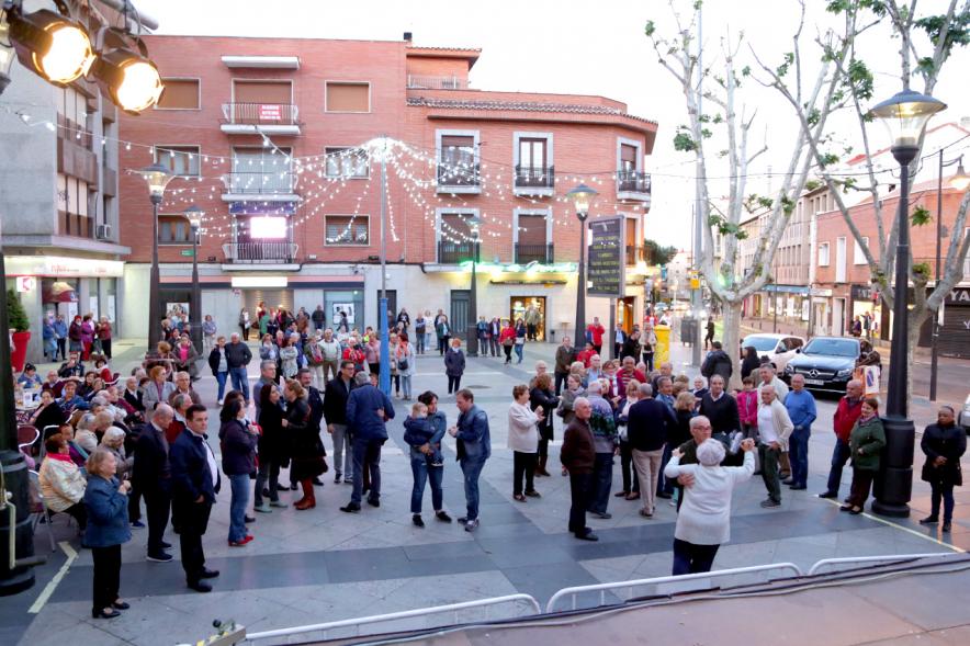Asistentes en la plaza del pueblo