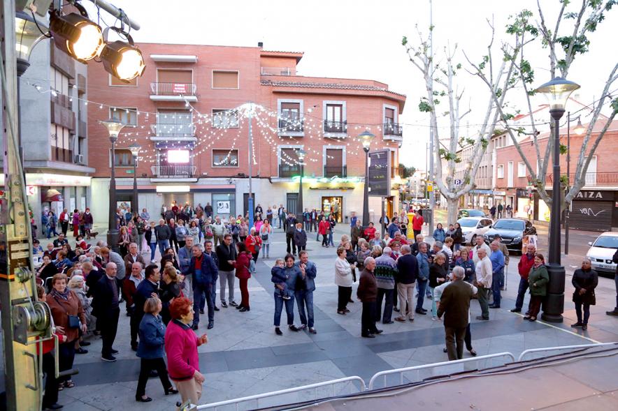Asistentes en la plaza del pueblo