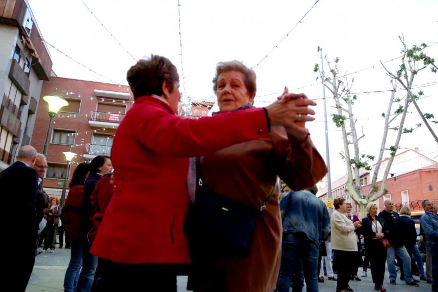 Mujeres bailando juntas