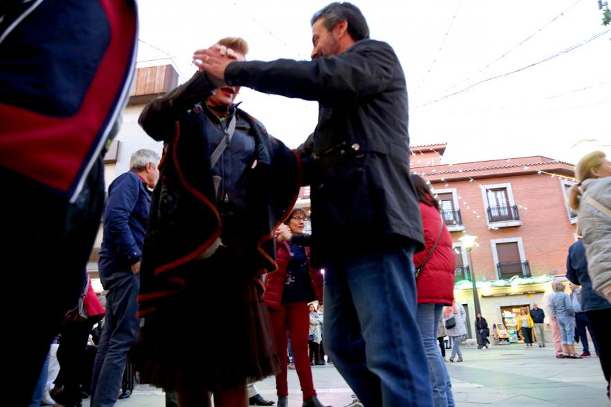 Asistentes bailando