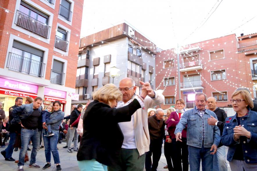 Asistentes bailando