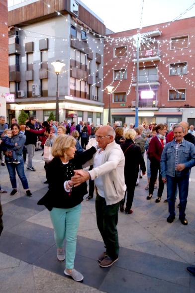 Asistentes bailando