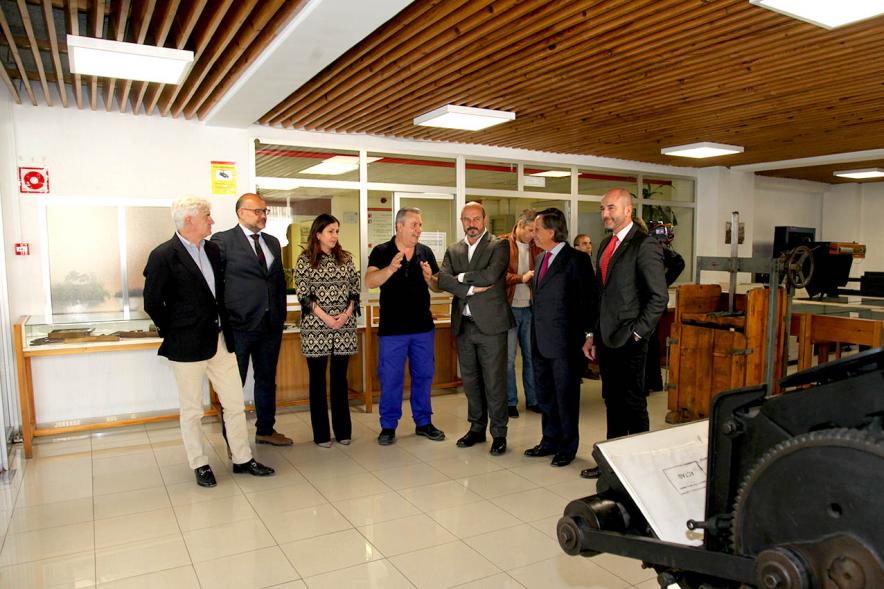 Visita Vicepresidente de la CAM a la Sede del BOCM -  Imagen del Vicepresidente escuchando  las explicaciones del responsable de impresión  junto al alcalde García de Vinuesa y otras autoridades municipales.