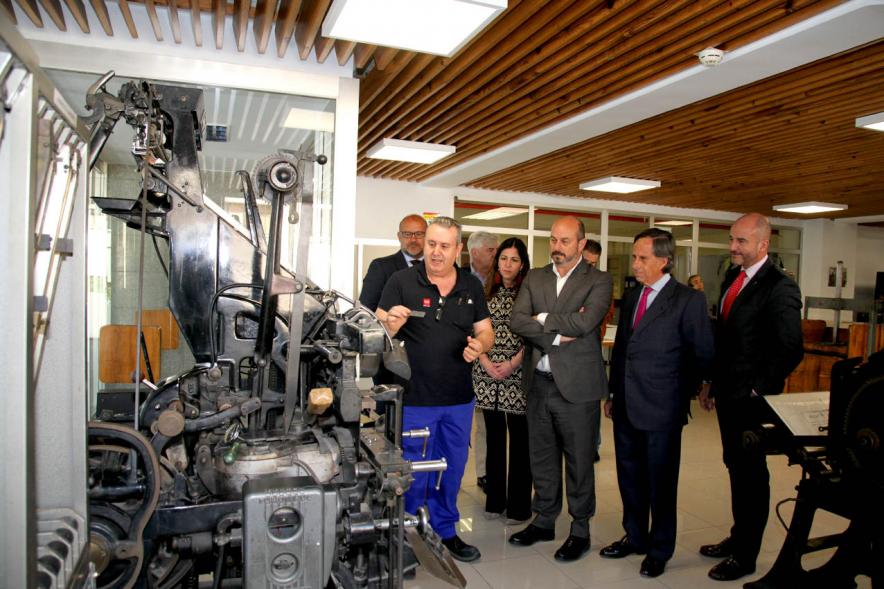 Visita Vicepresidente de la CAM a la Sede del BOCM - Imagen del Vicepresidente escuchando  las explicaciones del responsable de impresión  junto al alcalde García de Vinuesa y otras autoridades municipales.