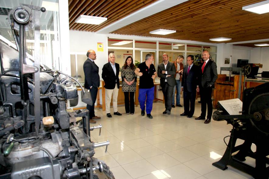 Visita Vicepresidente de la CAM a la Sede del BOCM - Imagen de D. Pedro Rollán junto a alcalde García de Vinuesa y varios concejales municipales durante la visita.