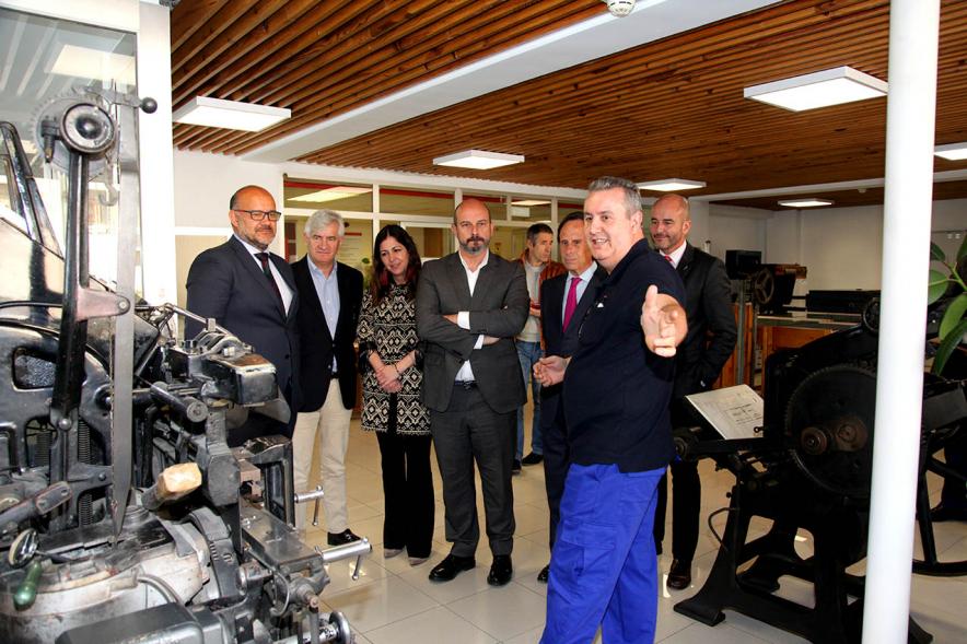 Visita Vicepresidente de la CAM a la Sede del BOCM - Imagen del Vicepresidente escuchando  las explicaciones del responsable de impresión  junto al alcalde García de Vinuesa.