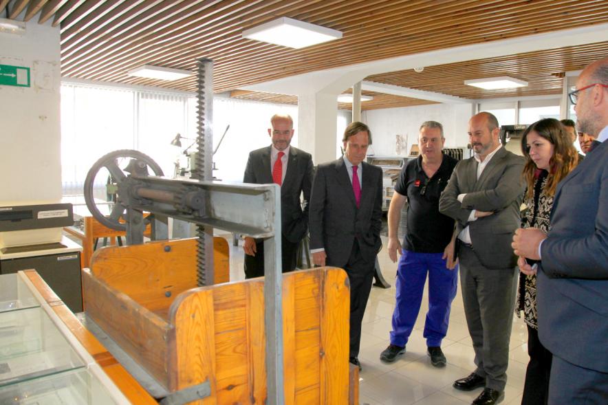 Visita Vicepresidente de la CAM a la Sede del BOCM - Imagen de D. Pedro Rollán junto a alcalde García de Vinuesa y varios concejales municipales durante la visita.