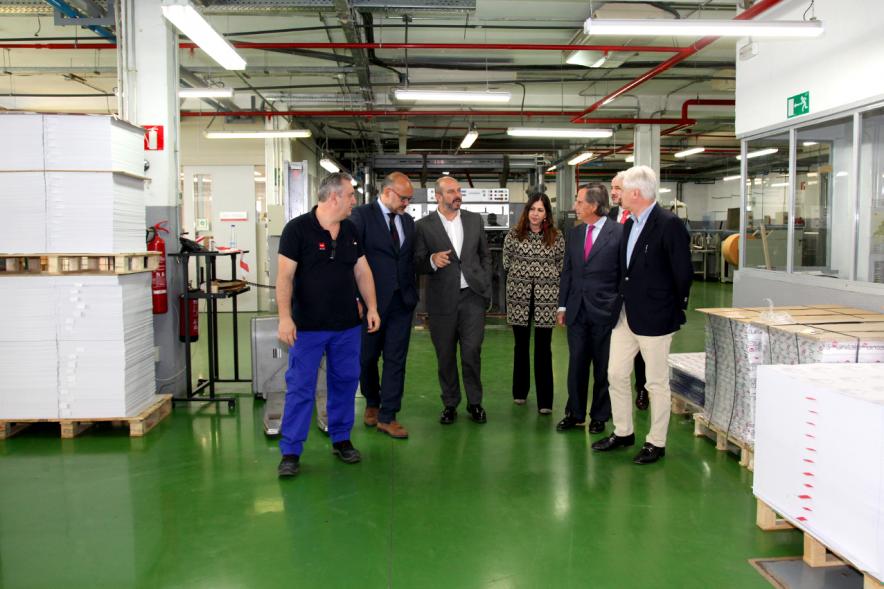 Visita Vicepresidente de la CAM a la Sede del BOCM - Imagen de D. Pedro Rollán junto a alcalde García de Vinuesa y varios concejales municipales durante la visita.