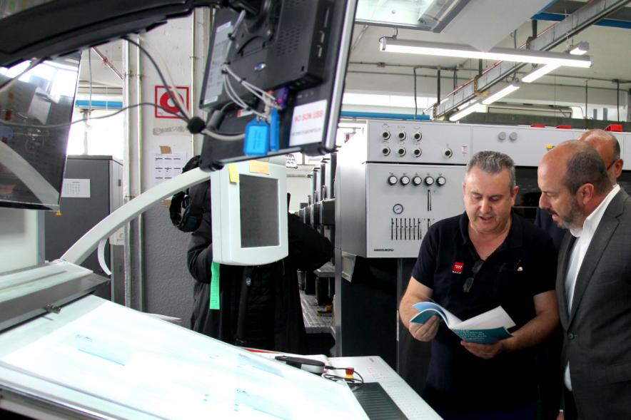 Visita Vicepresidente de la CAM a la Sede del BOCM - Imagen del Vicepresidente hojeando una prueba del BOCM con el trabajador responsable.