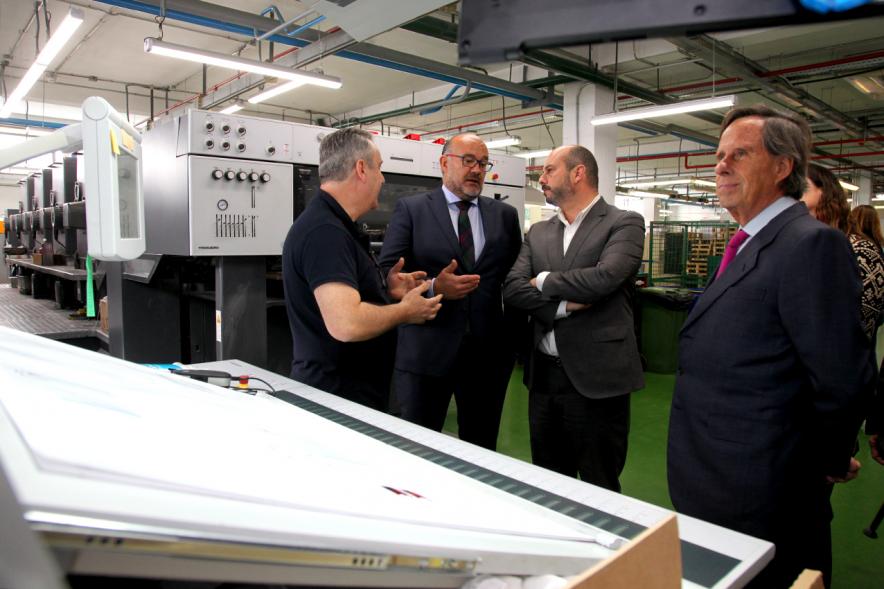 Visita Vicepresidente de la CAM a la Sede del BOCM - Imagen del Vicepresidente escuchando  las explicaciones del responsable de impresión  junto al alcalde García de Vinuesa.