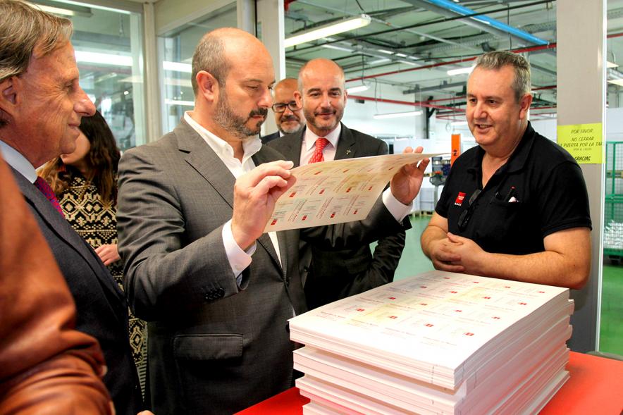 Visita Vicepresidente de la CAM a la Sede del BOCM - Imagen del Vicepresidente hojeando una prueba del BOCM junto al alcalde García de Vinuesa y un trabajador.