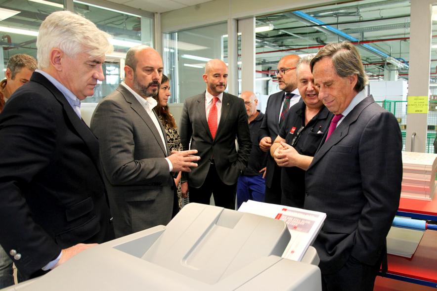 Visita Vicepresidente de la CAM a la Sede del BOCM - Imagen de D. Pedro Rollán junto a alcalde García de Vinuesa y varios concejales municipales durante la visita.
