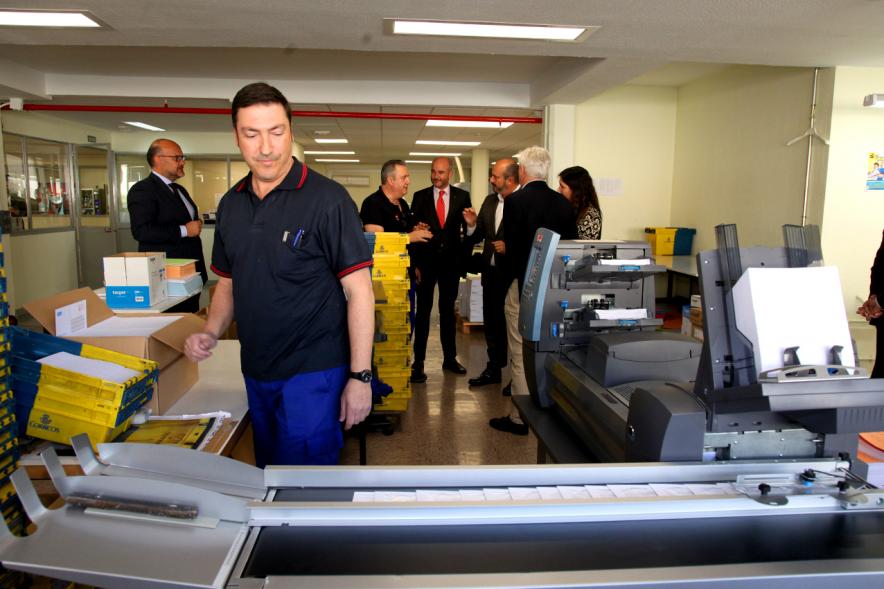 Visita Vicepresidente de la CAM a la Sede del BOCM - Panorámica de la zona de impresión , con  Pedro Rollán, el  vicepresidente, el alcalde García de Vinuesa y mas autoridades municipales.