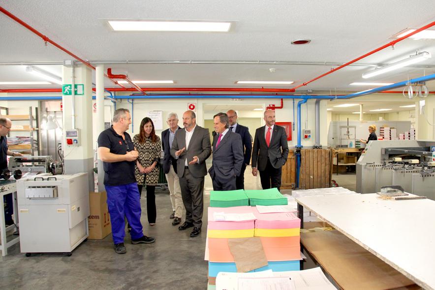 Visita Vicepresidente de la CAM a la Sede del BOCM -   Imagen del Vicepresidente escuchando  las explicaciones del responsable de impresión  junto al alcalde García de Vinuesa y otras autoridades municipales.