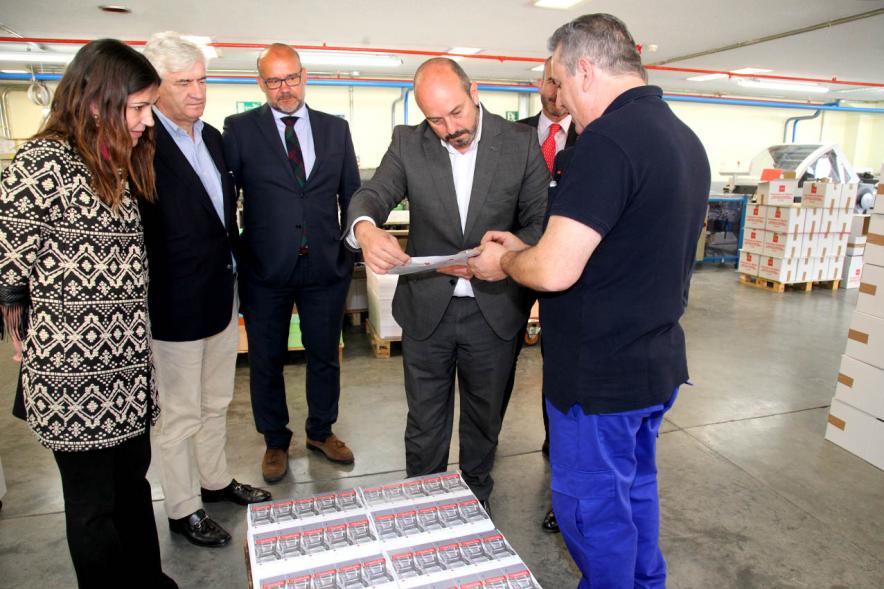 Visita Vicepresidente de la CAM a la Sede del BOCM - Imagen del Vicepresidente hojeando una prueba del BOCM junto al alcalde García de Vinuesa, varios concejales  y un trabajador.