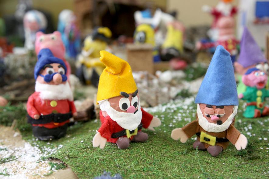 Enanitos de plastilina en el belén
